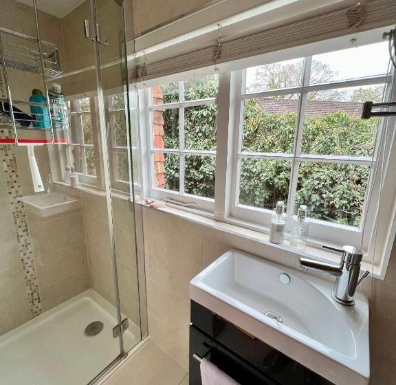 مبيت وإفطار Vine Cottage