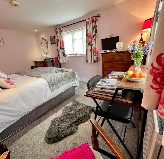 مبيت وإفطار Vine Cottage