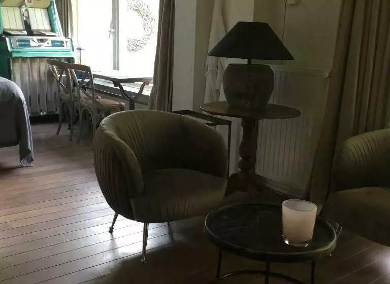 تختخواب و صبحانه Bb Jonashome