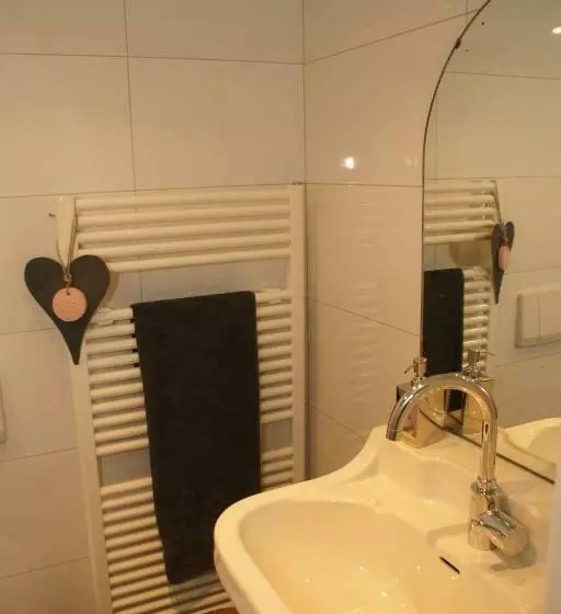 تختخواب و صبحانه Bb Jonashome