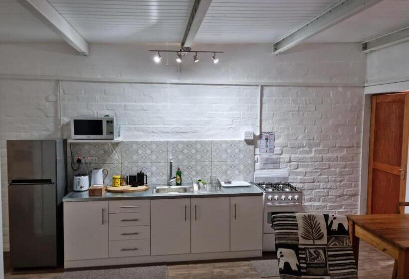 بنسيون Greenhouse Accommodation