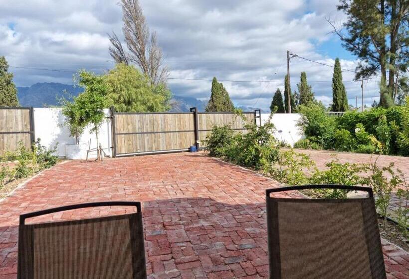 بنسيون Greenhouse Accommodation