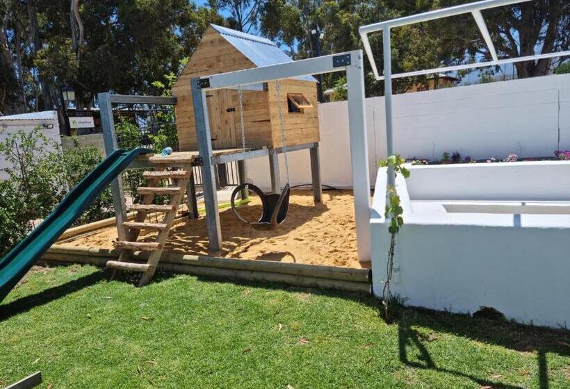 بنسيون Greenhouse Accommodation