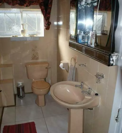 Majatalo Ashtree Guesthouse