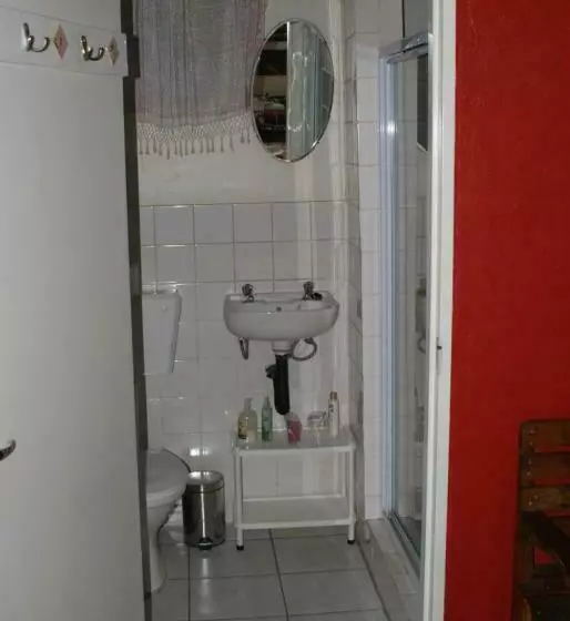 Majatalo Ashtree Guesthouse