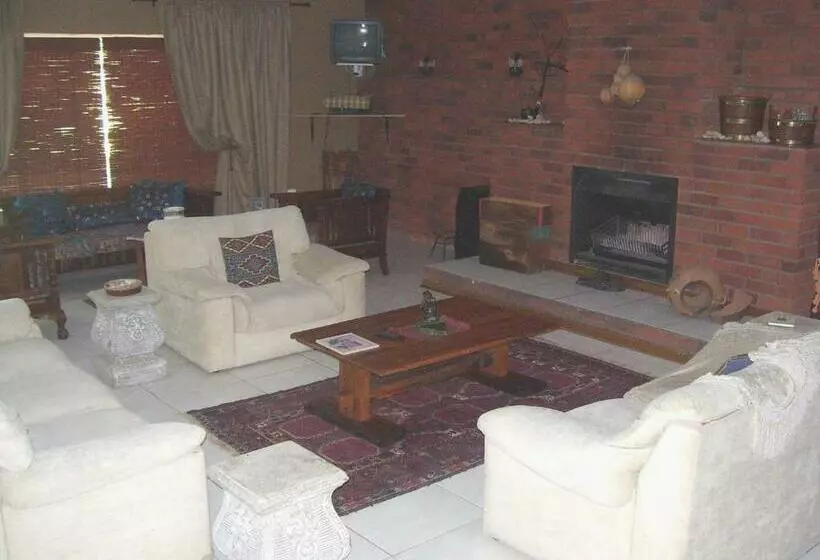 Majatalo Ashtree Guesthouse