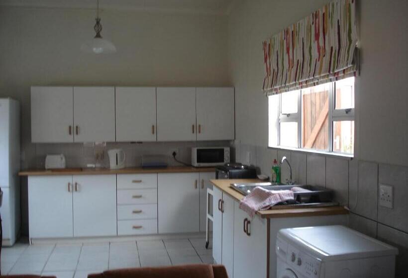 酒店 Lalani B&b/self Catering Cottages