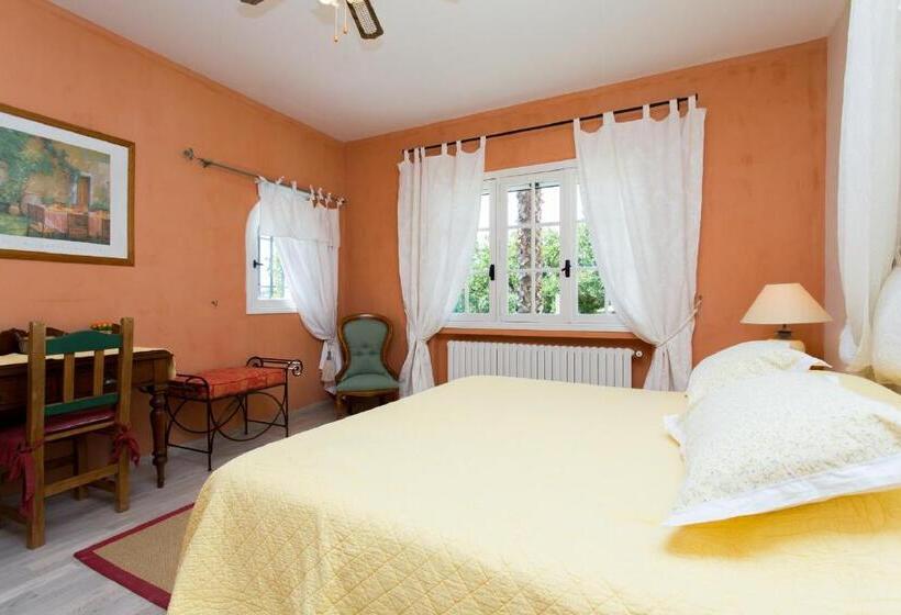 Mas Du Roc Bed & Breakfast