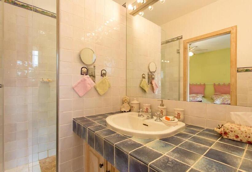 Mas Du Roc Bed & Breakfast