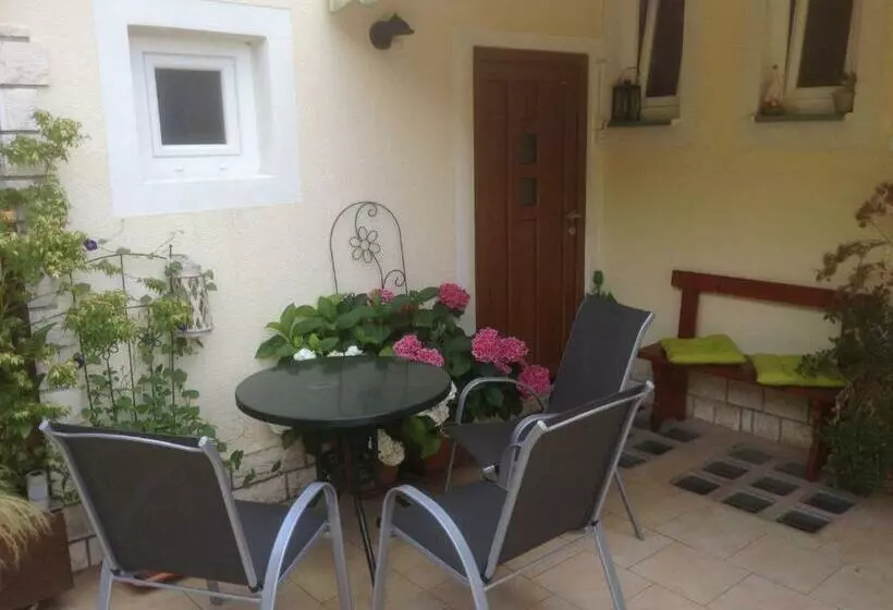 پانسیون Apartments And Rooms Knez