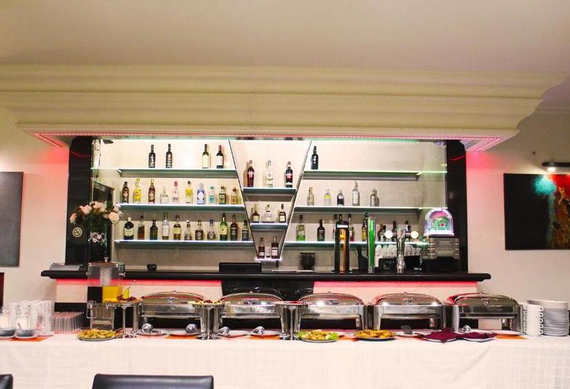 Отель Forum Plaza