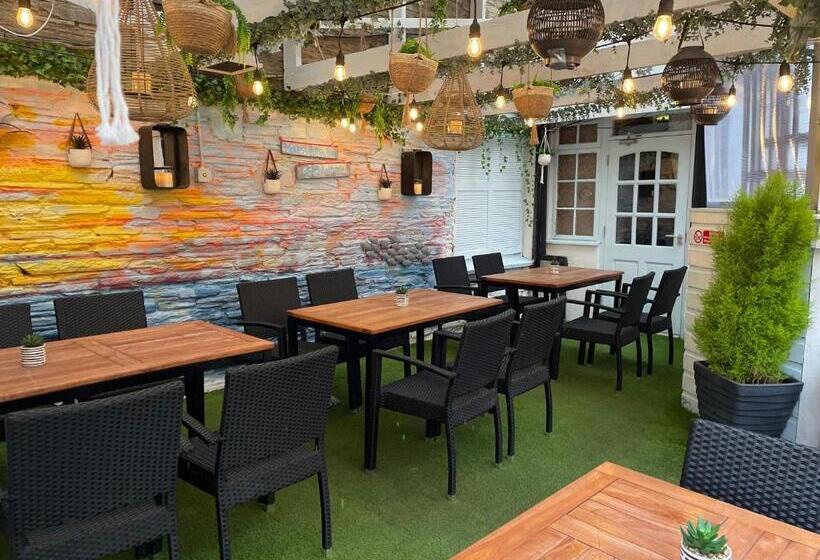 Отель Molesworth Arms