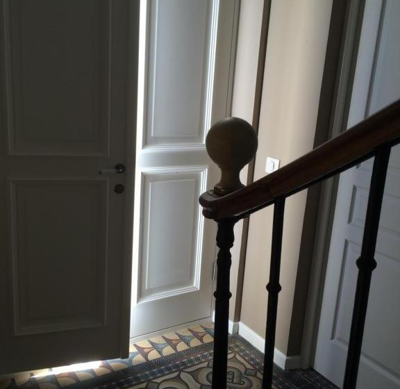 تختخواب و صبحانه Wisteria