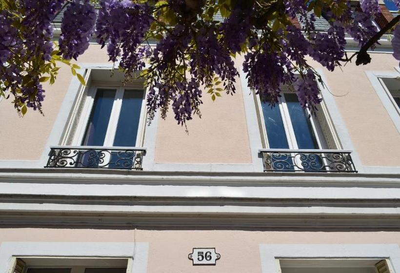 تختخواب و صبحانه Wisteria