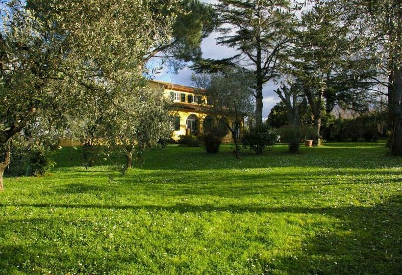 Отель Tenuta Poggio Alla Farnia