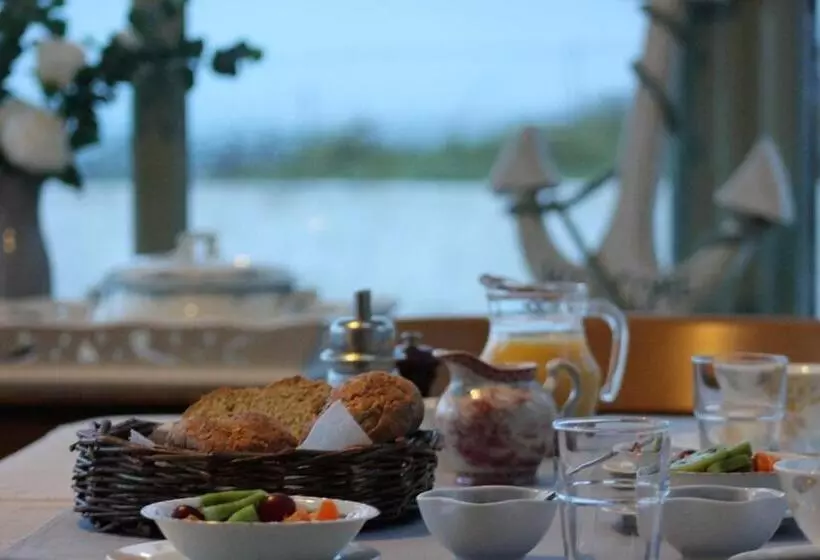 تختخواب و صبحانه Clifden Bay Lodge