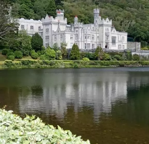 تختخواب و صبحانه Clifden Bay Lodge