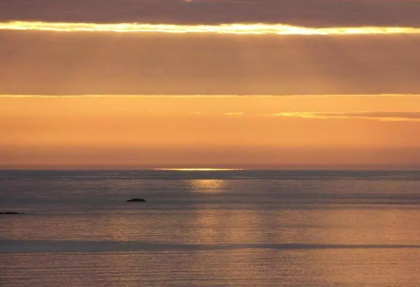 تختخواب و صبحانه Clifden Bay Lodge