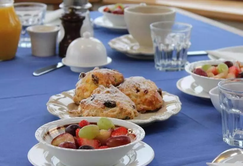 تختخواب و صبحانه Clifden Bay Lodge