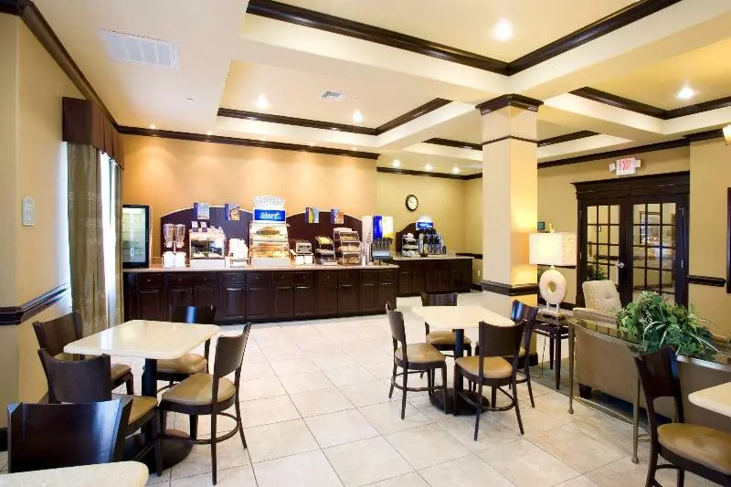 Holiday Inn Express Hotel & Suites Victoria By Ihg