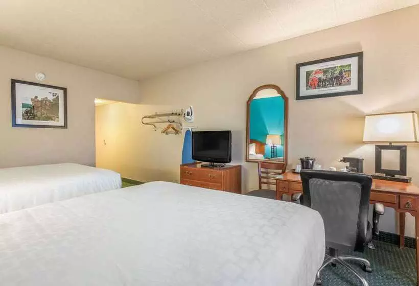 Отель Americinn & Suites By Wyndham Baraboo Event Center