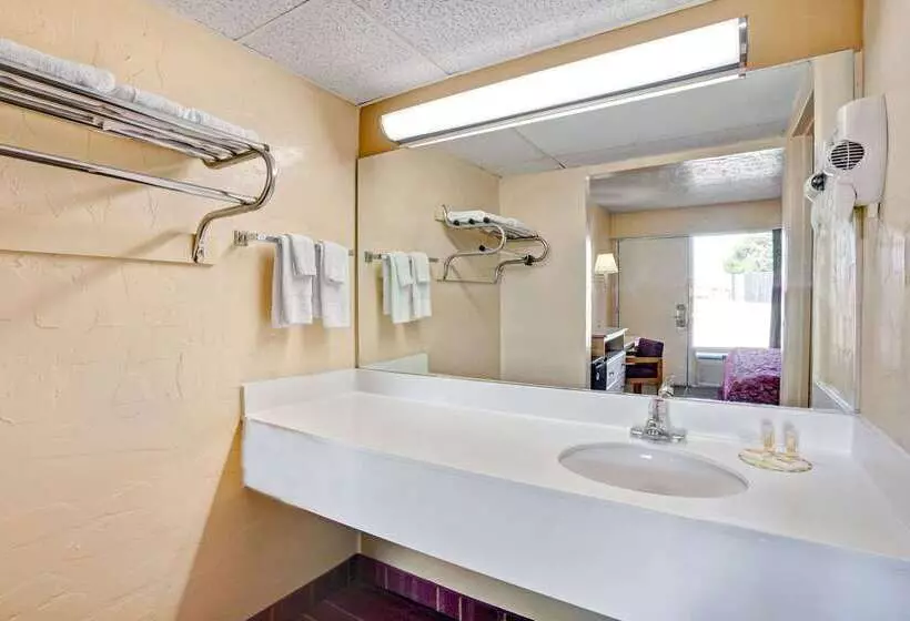 ホテル Days Inn By Wyndham Louisville Airport Fair And Expo Center