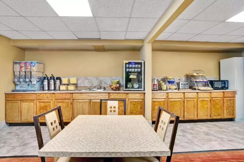 ホテル Days Inn By Wyndham Louisville Airport Fair And Expo Center