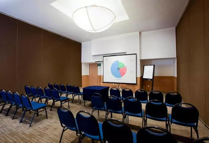 Отель Fiesta Inn Express Naucalpan