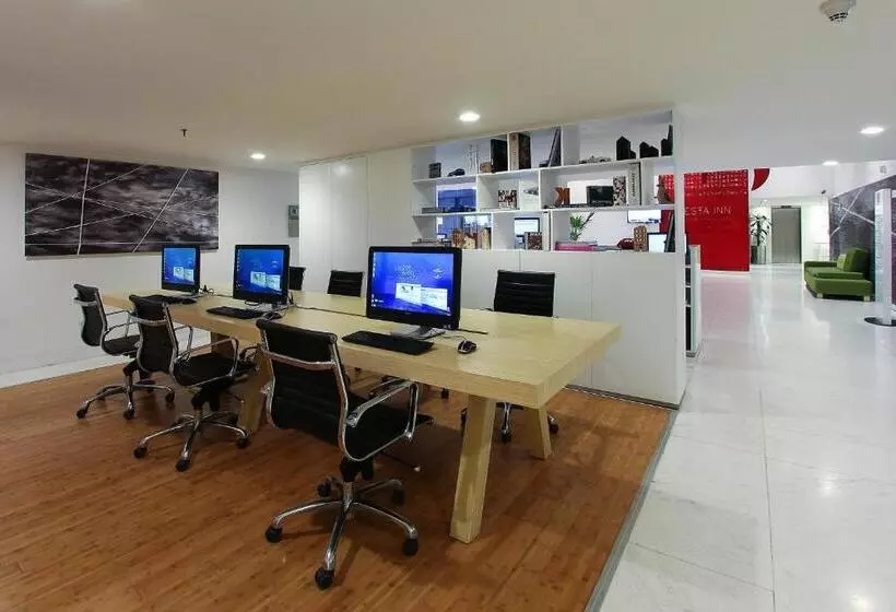 Отель Fiesta Inn Express Naucalpan