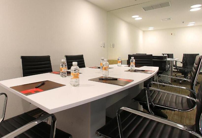 Отель Fiesta Inn Express Naucalpan