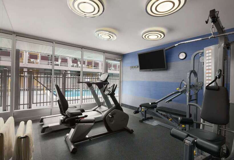 בית מלון כפרי Ramada By Wyndham Rockville Centre