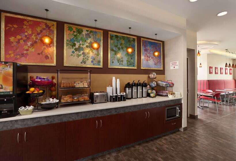 בית מלון כפרי Ramada By Wyndham Rockville Centre