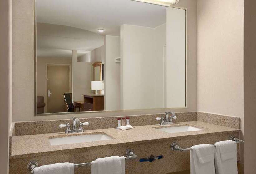 בית מלון כפרי Ramada By Wyndham Rockville Centre