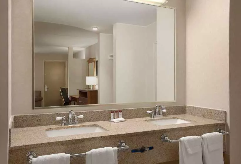 酒店 Ramada By Wyndham Rockville Centre