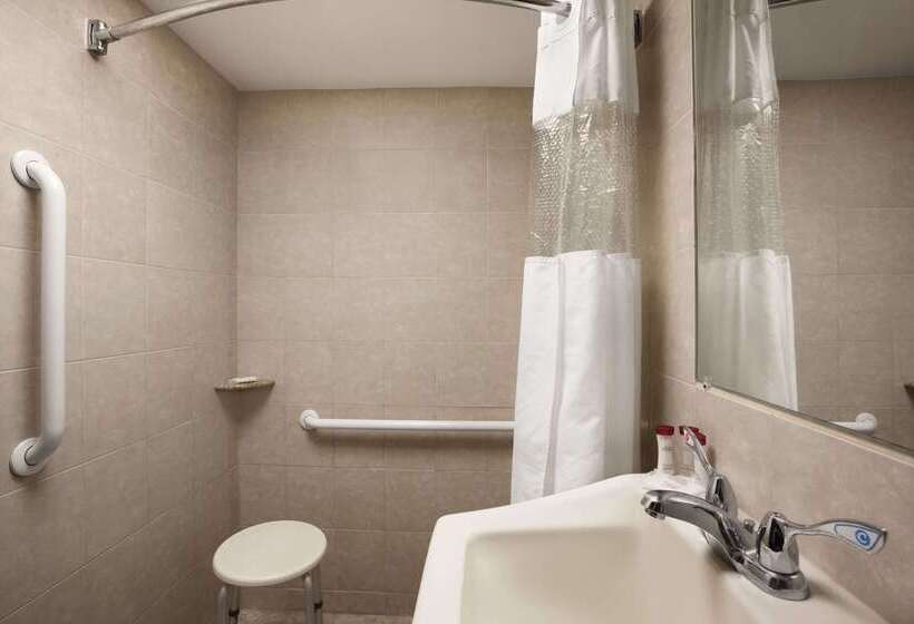 בית מלון כפרי Ramada By Wyndham Rockville Centre