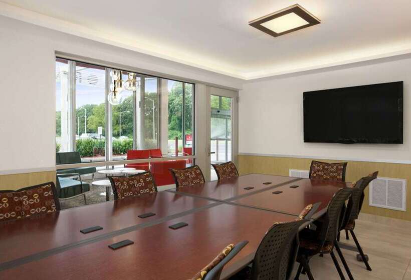 בית מלון כפרי Ramada By Wyndham Rockville Centre