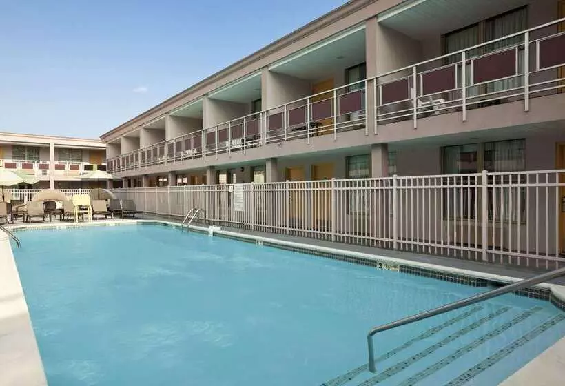 酒店 Ramada By Wyndham Rockville Centre