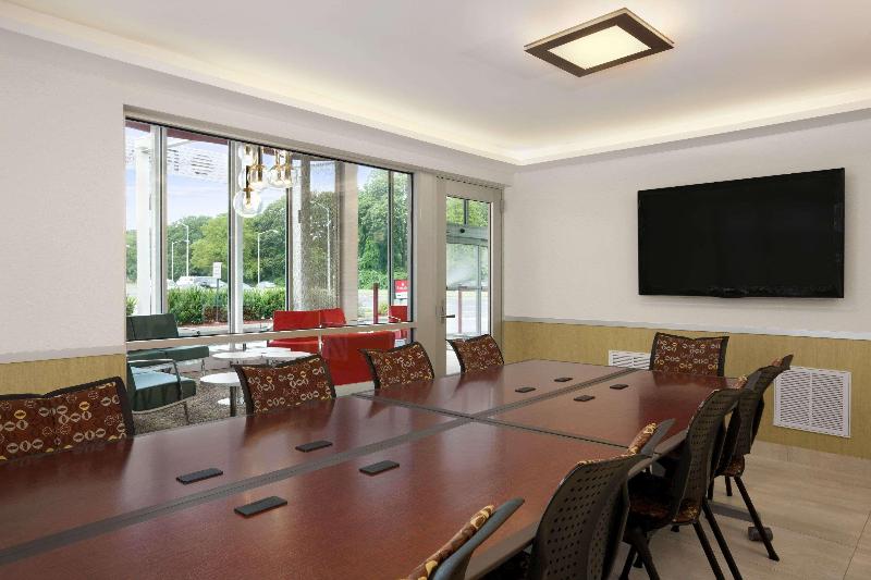 בית מלון כפרי Ramada By Wyndham Rockville Centre