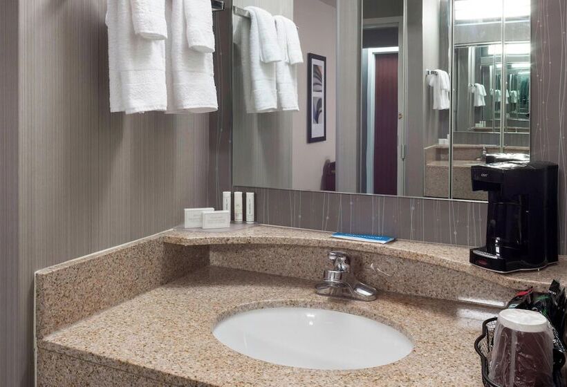 فندق Courtyard By Marriott Wichita East