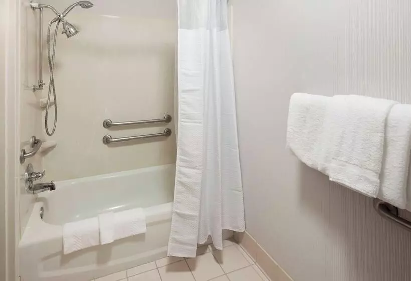 فندق Courtyard By Marriott Wichita East