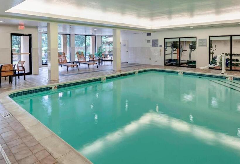 فندق Courtyard By Marriott Wichita East