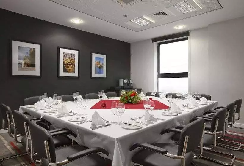 Отель Ramada Encore Newcastle Gateshead