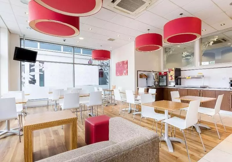 Отель Travelodge Farnborough Central