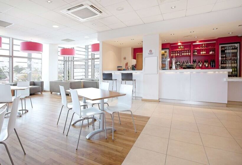 هتل Travelodge Gloucester