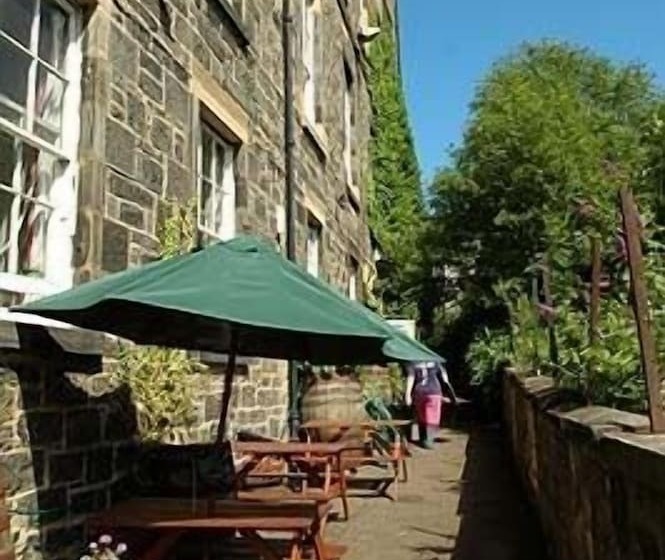 Castle Rock Hostel   Adults Only