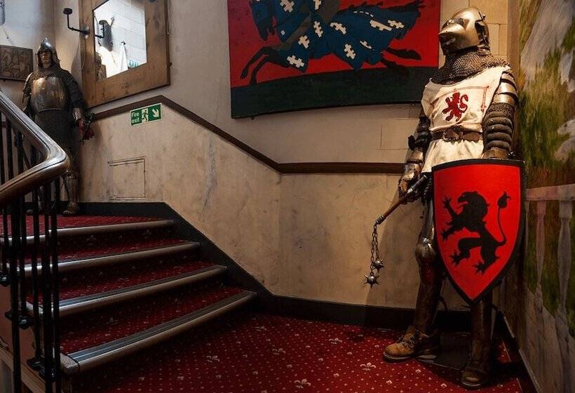 Castle Rock Hostel   Adults Only