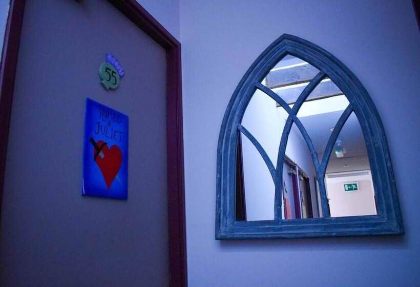 Castle Rock Hostel   Adults Only