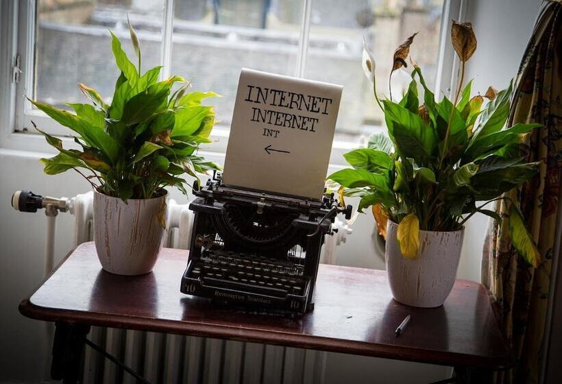 Castle Rock Hostel   Adults Only