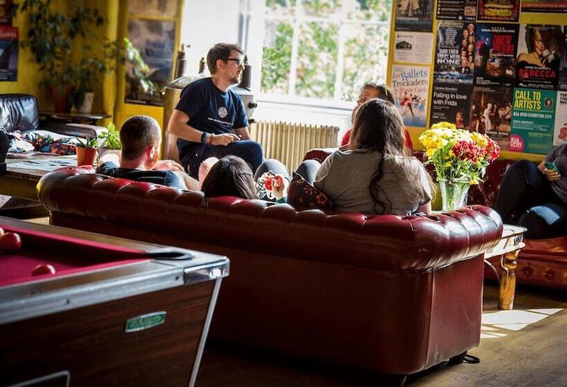 Castle Rock Hostel   Adults Only