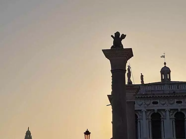 مسافرخانه Luxury Suites In Venice Friendly Venice Suites